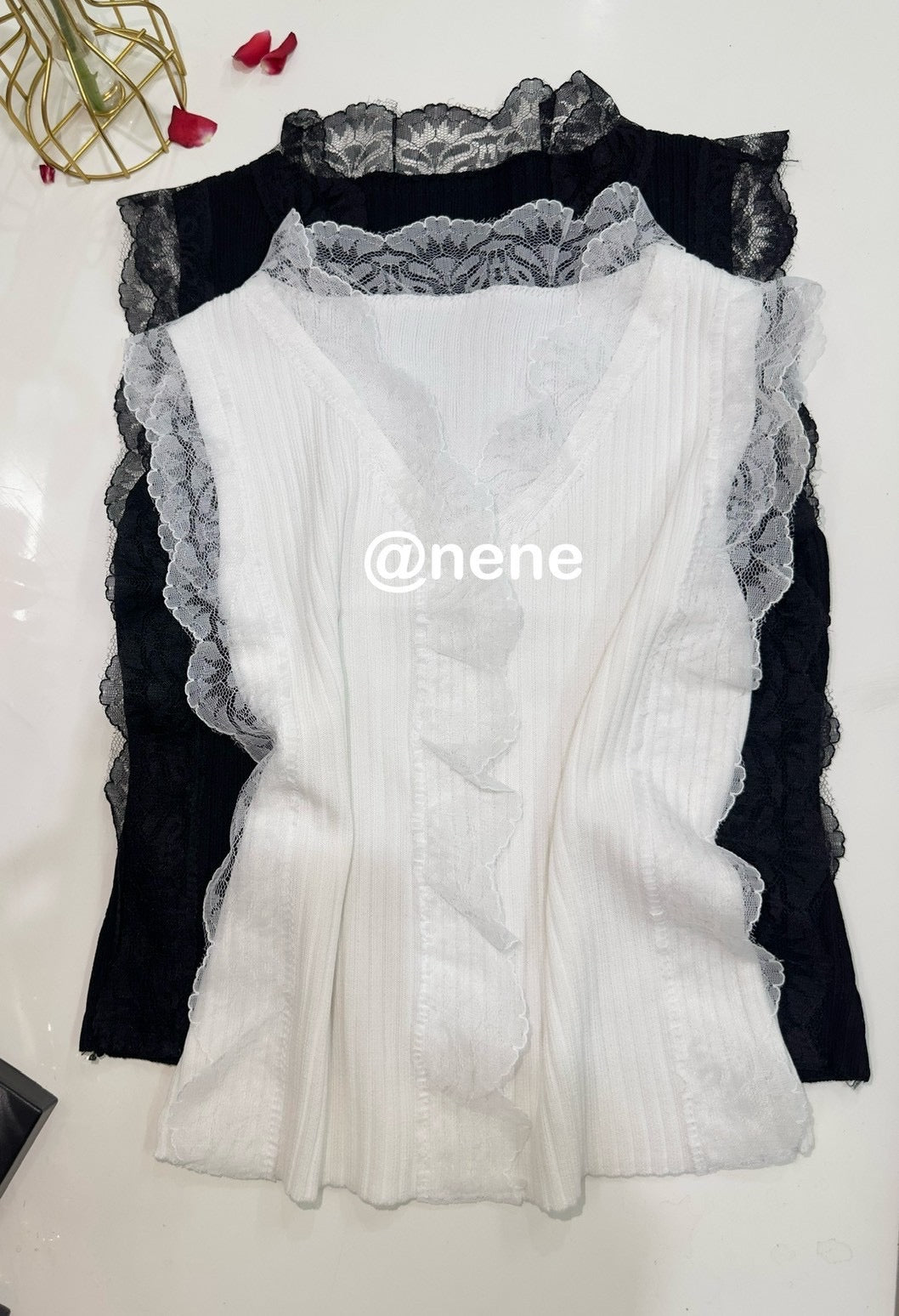 NENE> 蕾絲瀏海無袖冰絲衫 1015#
