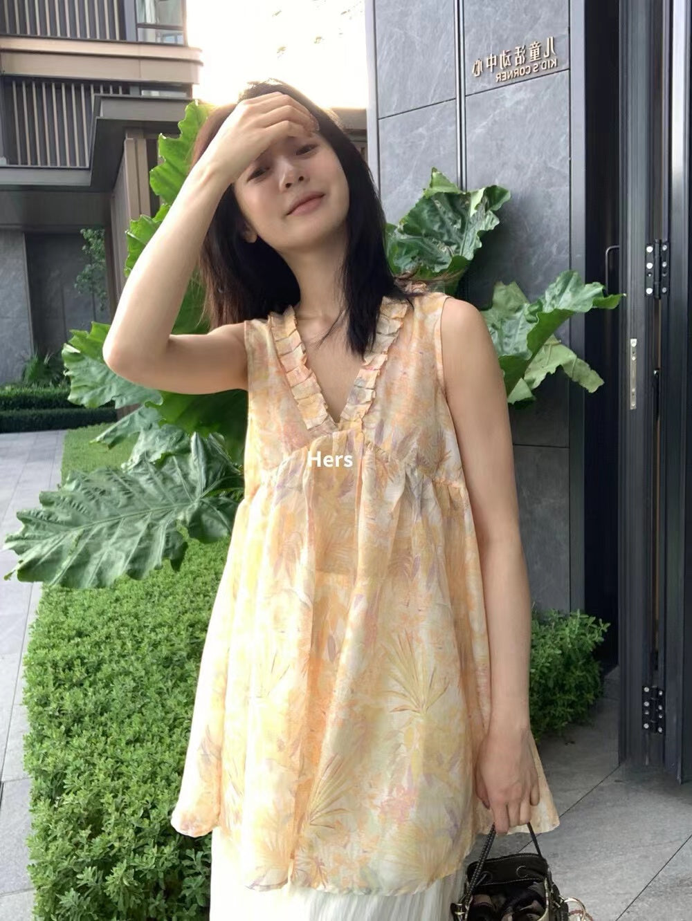 HERS> 復古花紋深V衫 21012#