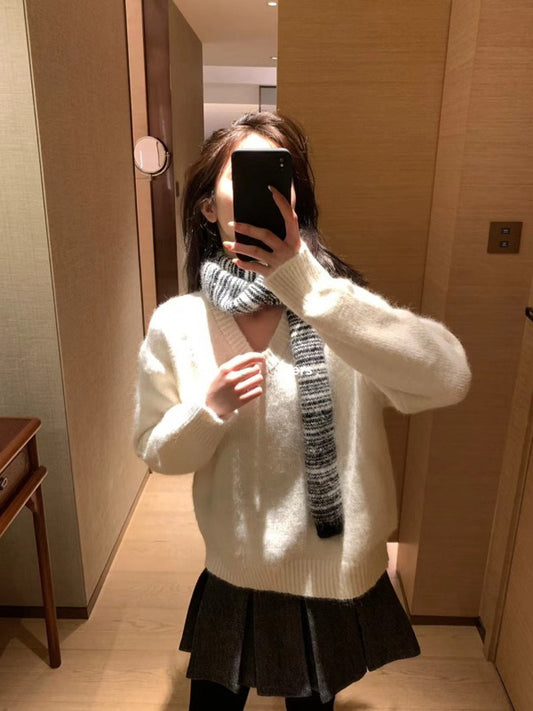 HERS> 帶圍巾黑白毛衣 10556#