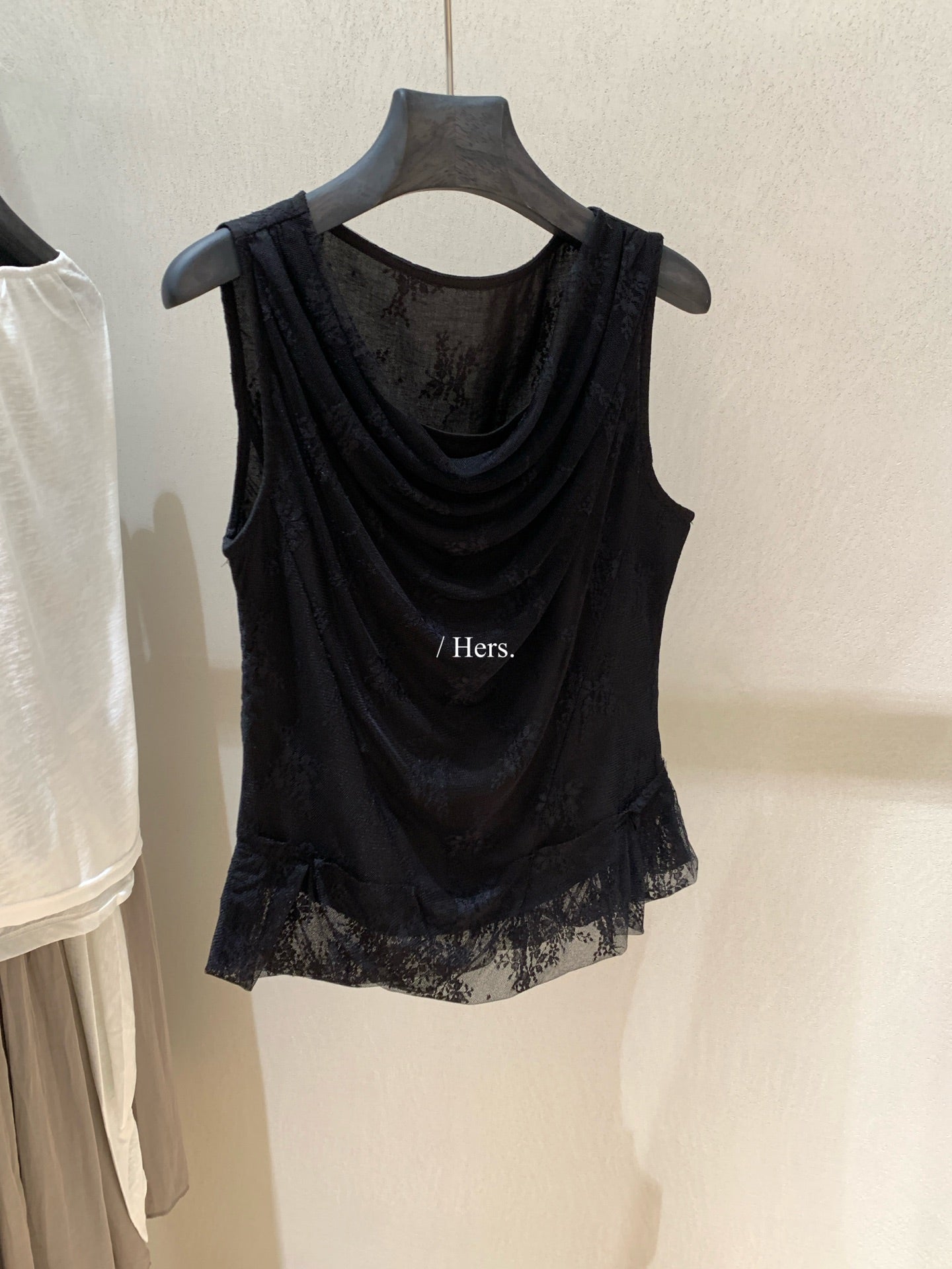 Hers - 蕩領蕾絲拼接設計背心   80527#