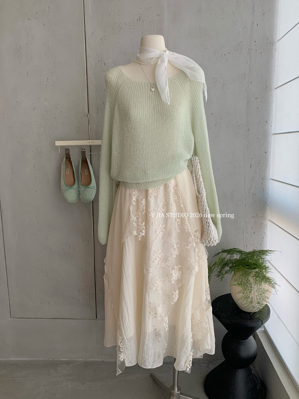 YJ - 薄荷綠柔針織蕾絲不規則半裙套裝    8806#
