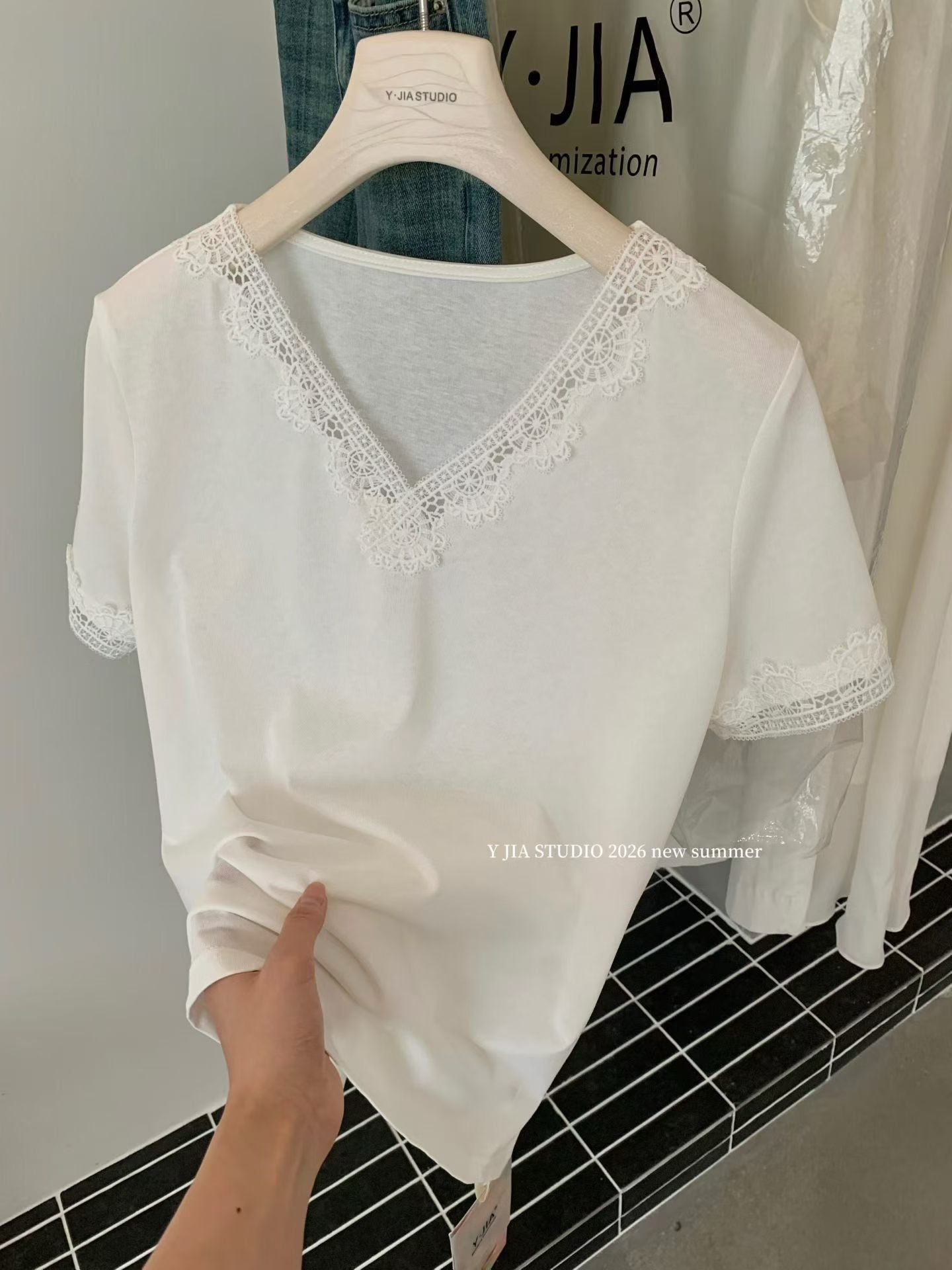 YJ - 蕾絲V領寬鬆短T   9027#