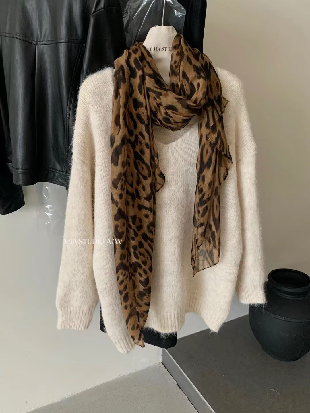 YJ - 帶絲巾大版毛衣  972#