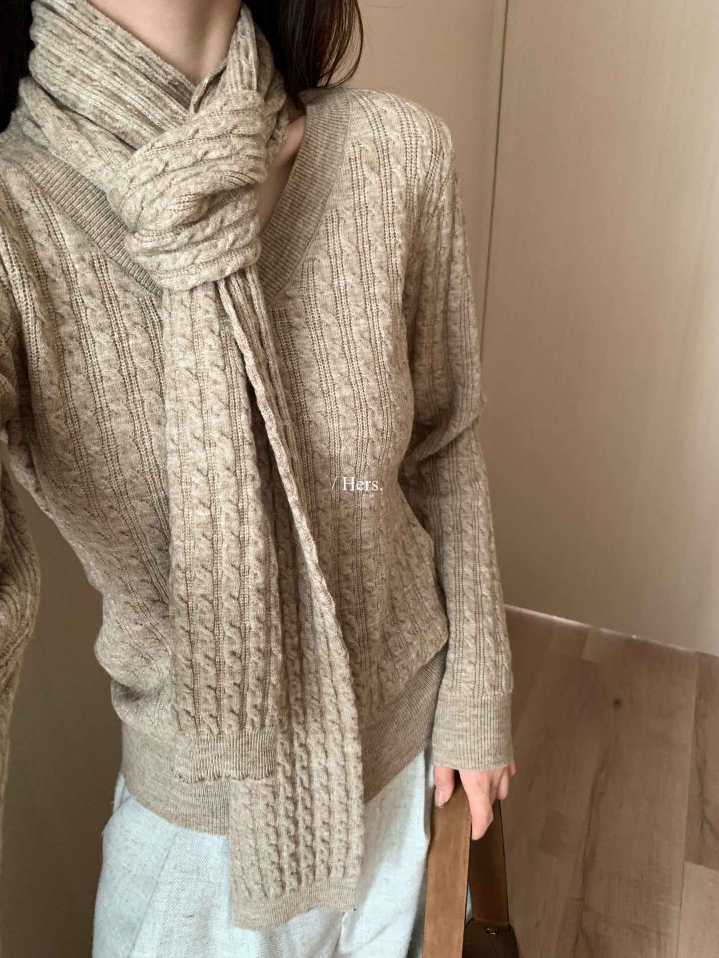 seeUbye - 帶圍巾V領針織  92810#