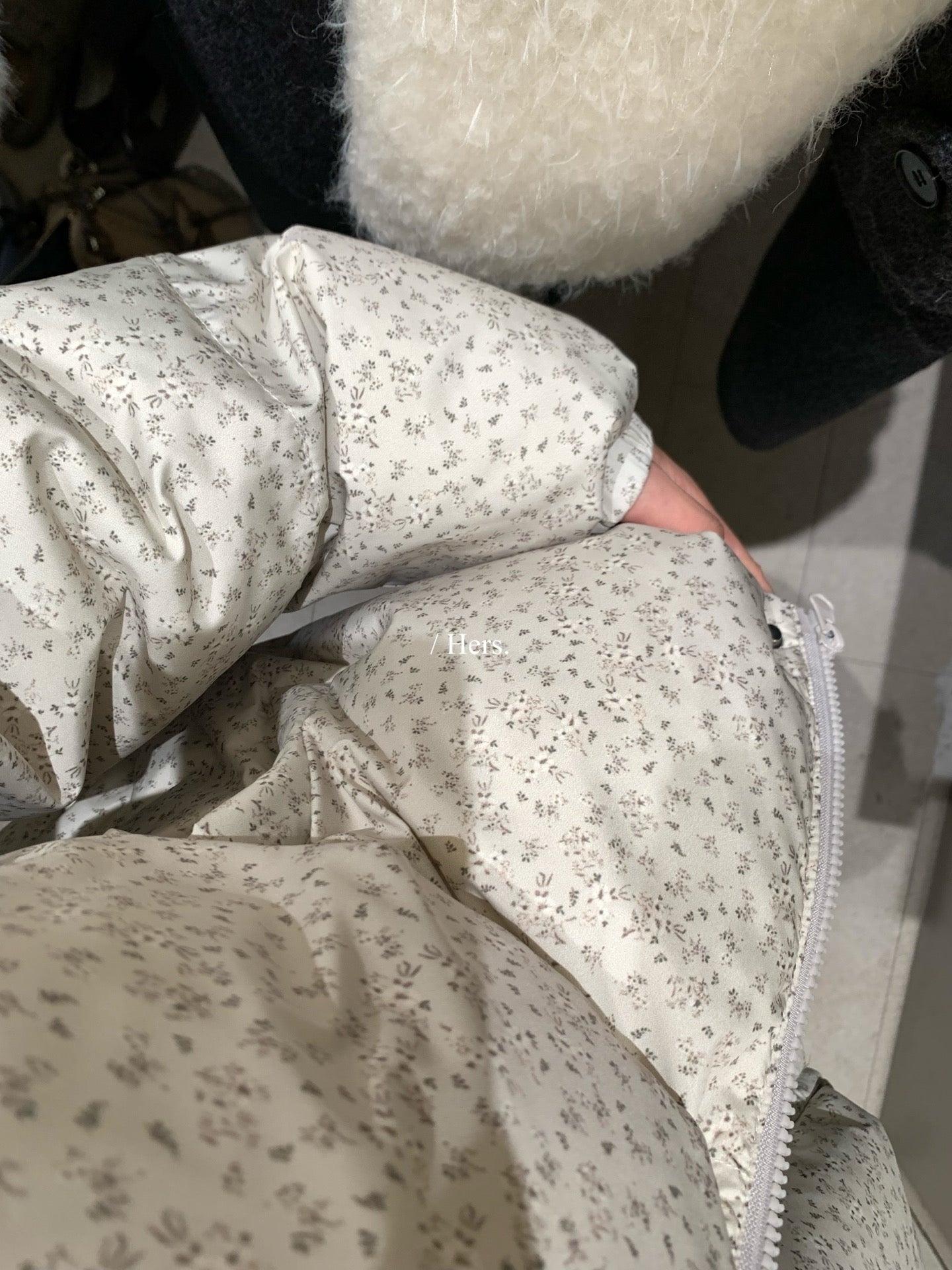 seeUbye - 奶杏柔霧感小碎花白鴨絨羽絨外套  92688#