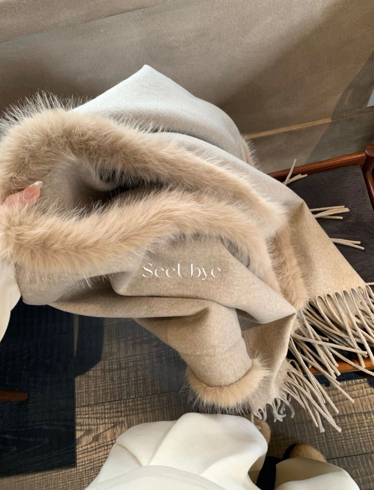 seeUbye - 人生狐狸毛斗篷 溫暖壁爐  702#